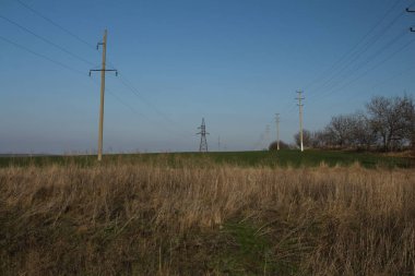 Kırsal kesimde elektrik hattı