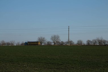 Karavanı olan küçük bir köy.