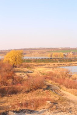 Arka planda bir nehir olan güzel bir manzara.