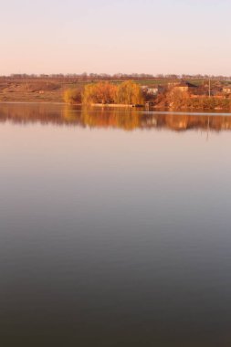 Gün batımında boş bir gölün güzel bir görüntüsü.