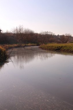 Hollanda 'daki Alman nehrindeki küçük Jujue köyü.