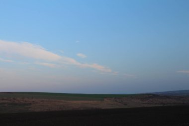 Akşamları tarlaların ve tepelerin manzarası.