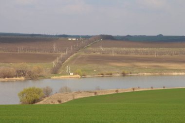 Parktaki nehrin güzel manzarası.