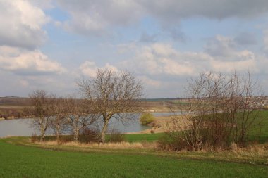 Arkasında bir nehir olan güzel bir manzara..