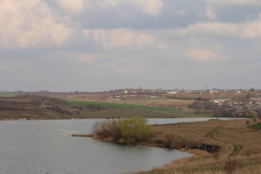 Baharda nehrin manzarası