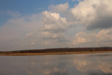 Bulutlu bir göl manzarası