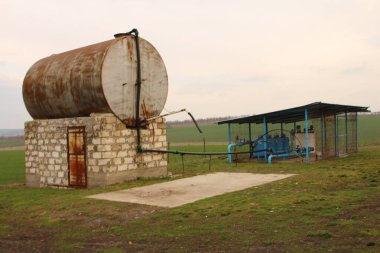 Tarladaki su için eski benzin pompası..