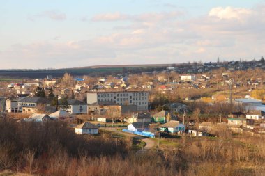 Bahar mevsiminde şehir manzarası