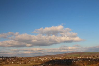 Arkasında bir dağ olan güzel bir manzara.