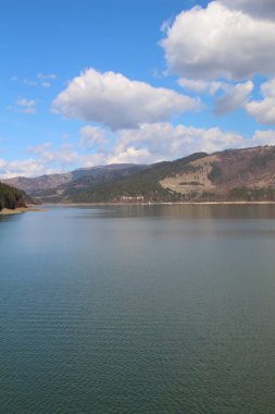 Göl ve dağlarla dolu güzel bir manzara.