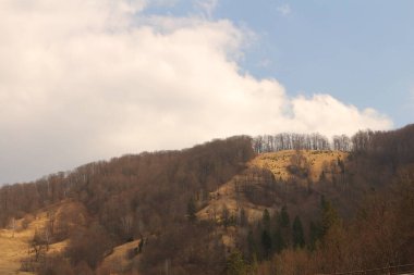 Dağların tepesinden görüntülemek