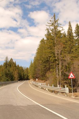 Dağlarda boş bir yol.