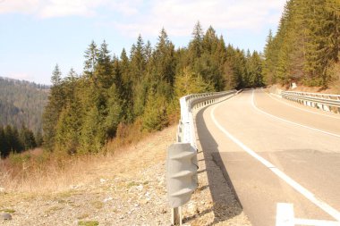 Dağlarda yol