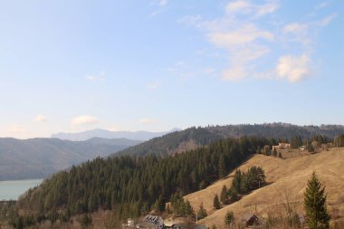 Mavi gökyüzü ve bulutları olan güzel dağ manzarası.