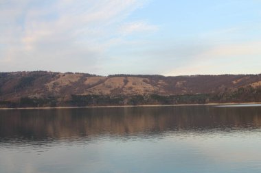 Güzel gökyüzü olan göl manzarası