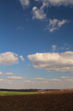 Bahar alan ve gökyüzü