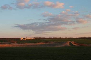 Tarlanın üzerinde güzel bir gün batımı