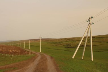 kırsal kesimde elektrik direkleri