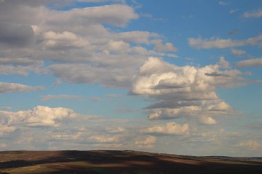 Bulutlu ve güneşli güzel bir gökyüzü. Doğa
