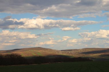 Bulutlu gökyüzü ile güzel bir manzara