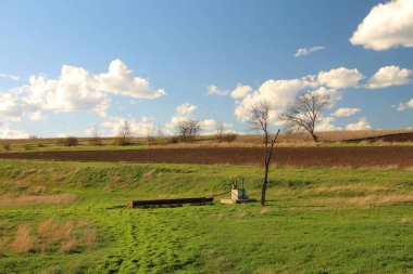 Arka planda ağaçlar ve mavi gökyüzü olan eski bir çitin manzarası, kırsal alan, doğa kavramı, kırsal alan.