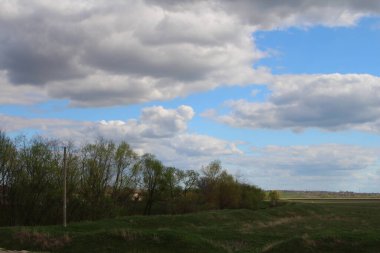 Bulutlu güzel bir manzara.