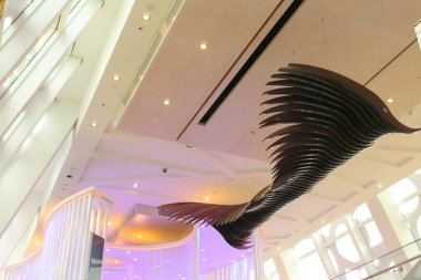 Modern bir binanın içinde.