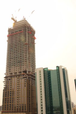 Vinçleri ve vinçleri olan bir inşaat alanı