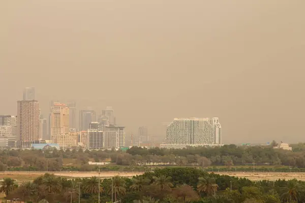 Dubai, uae - Kasım 0 6, 2 0 8: Dubai şehir manzarası Dubai marinasından.