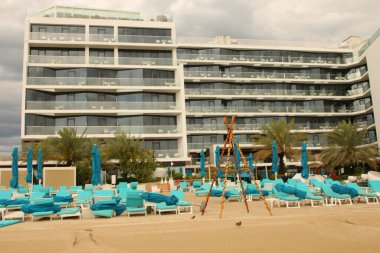 Soçi, Rusya 'da kumsalda şemsiyeleri ve sandalyeleri olan güzel bir sahil.