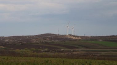 Rüzgar türbini sahada, yenilenebilir enerji üretimi