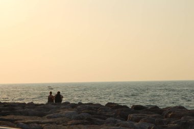 Denizin üzerinde güzel bir gün batımı