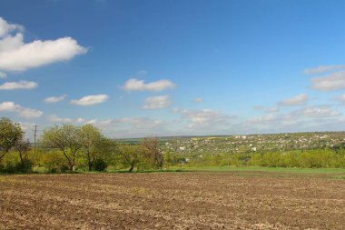 Arkasında bir köy olan kırsal alan