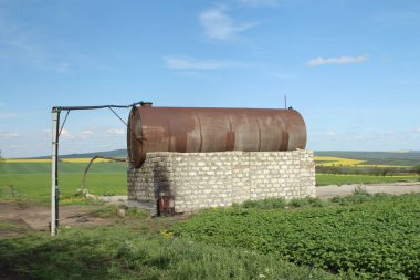 Bir tarlada büyük metal bir varil.