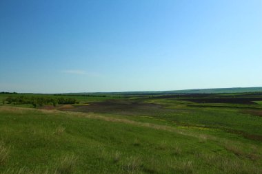 İlkbaharda tepelerin manzarası.