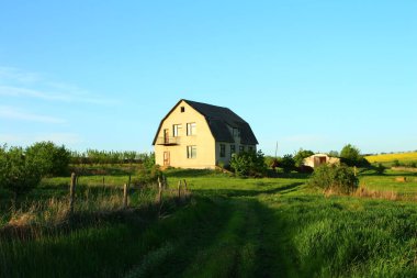 Hollanda 'nın kırsal kesimlerinde bir evi olan kırsal alan..