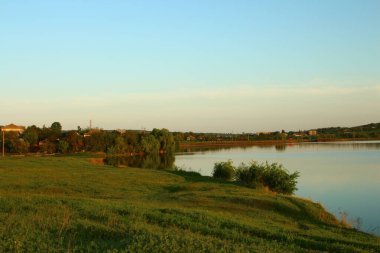 Nehir ve ağaçlarla dolu güzel bir manzara