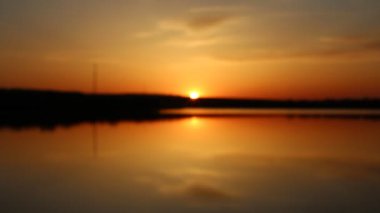 Gölün üzerinde gün batımı