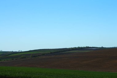 Mavi gökyüzü ve bulutlu güzel bir manzara.
