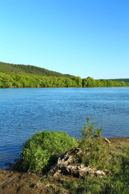 Mavi gökyüzü ile güzel göl