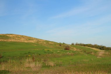 Mavi gökyüzü ve bulutlu güzel bir manzara.