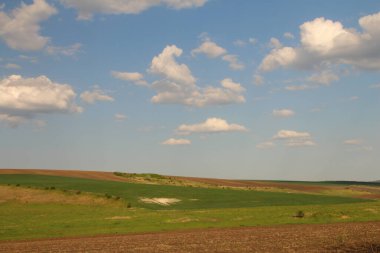 Peyzaj alanı ve bulutlar