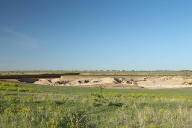 Taş ocağında büyük bir taş ocağı. Madencilik ve madencilik endüstrisi için taş ocağı. Kum, kum, taş ocağı, kum, taş ocağı, toprak madenciliği