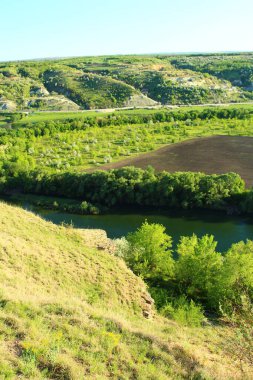 İsrail 'in kuzeyindeki nehir vadisinin manzarası.