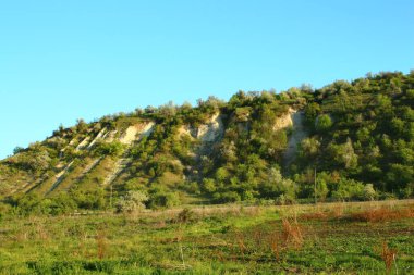 Dağ manzarası ve mavi gökyüzü