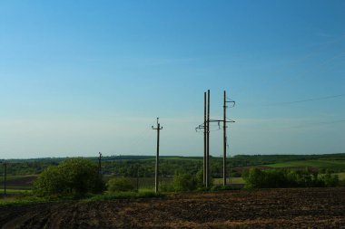 Mavi gökyüzü olan bir enerji santralinin yüksek açılı görüntüsü.