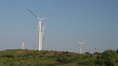 Dağlarda rüzgar türbinleri olan rüzgar santrali