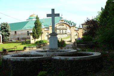 Şehirdeki kilise.