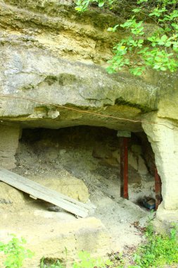 Dağlarda bir mağara manzarası