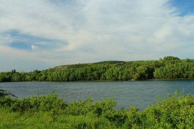 Güneşli bir günde göl